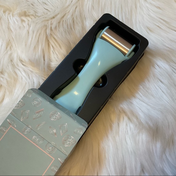 Chloe Emerald New in Box Bundle - Ice Roller - Beauty Bar - Essential Oil - Picture 6 of 10